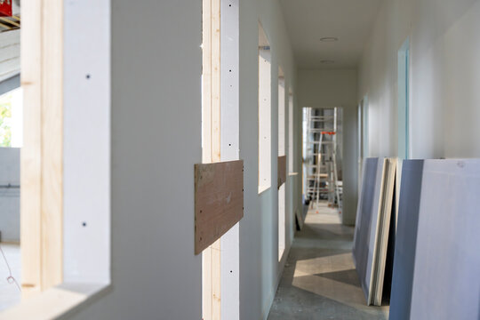 Vue d&rsquo;ensemble de l&rsquo;int&eacute;rieur de bureaux en cours de r&eacute;novation, avec des travaux de placo, peinture et am&eacute;nagement visibles.