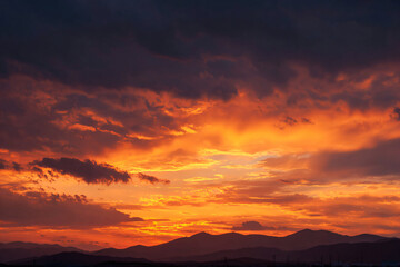 Obraz premium a sunset with a plane flying in the sky