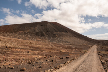 Sendero hacia el Calderón Hondo desde Montaña Colorada, en Lajares, Fuerteventura