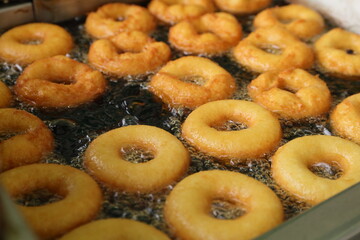 フライヤーで揚げるドーナツ