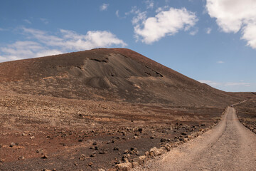 Subida al borde del Calderón Hondo, paisaje volcánico en La Oliva, Fuerteventura