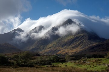 Obraz premium Mountain blanketing clouds in Ireland