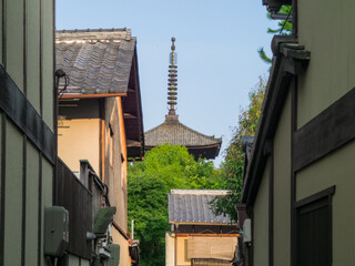 京都の東山観光の二年坂から見える八坂の塔が見える京都の町並みの景色