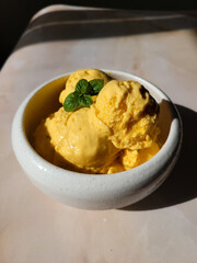 Frozen mango yoghurt 