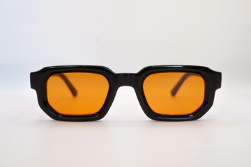 Ciel orangé, lunettes de soleil