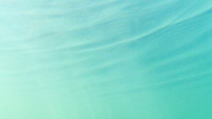 Wasseroberfläche eines Sees von unten