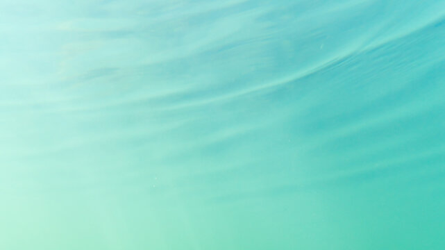 Wasseroberfl&auml;che eines Sees von unten