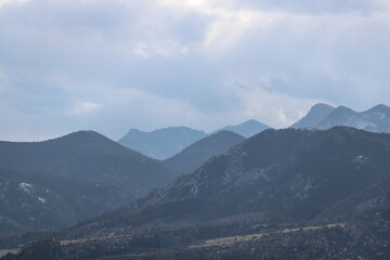 Fototapeta premium Serene Mountain Landscape With Rolling Hills and Cloudy Sky at Garden of the Gods, Colorado