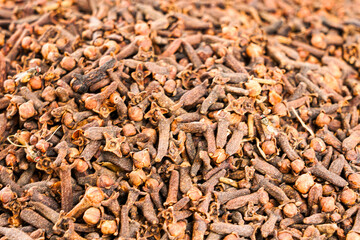 These dried clove buds (Syzygium aromaticum), with their rich color and textured surface, are prized for their intense aroma, medicinal value, and essential role in spice blends.