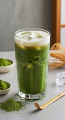 アイス抹茶ラテと茶道具の美しい構図