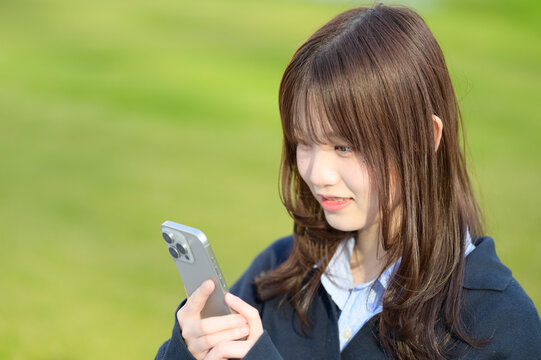 「携帯をいじる」の写真素材 | 704件の無料イラスト画像 | Adobe Stock