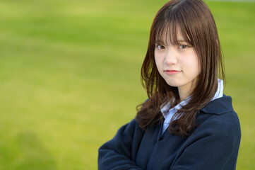芝生に立って怒る女子高生