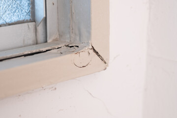 木製のボロボロになった窓枠