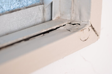 木製のボロボロになった窓枠