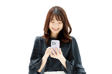 スマートフォンを使う笑顔の女性・ビジネスウーマン（背景透過PNG）
