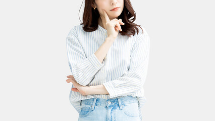 考えごとをする女性