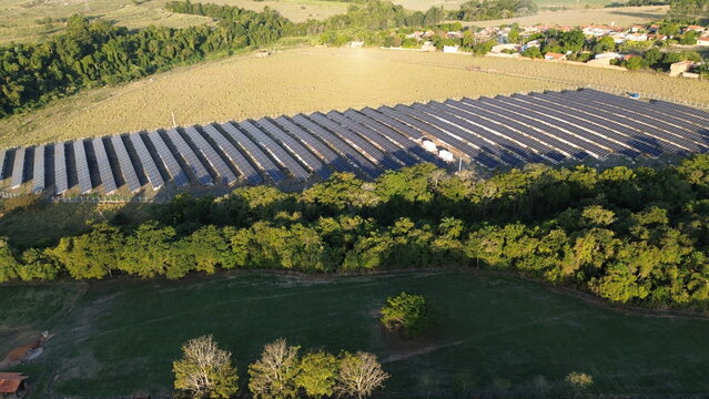 Paineis solares de uma usina fotoel&eacute;trica, de energia el&eacute;trica limpa e renov&aacute;vel, localizada em uma fazenda de Boituva, interior do Estado de S&atilde;o Paulo, Brasil, em uma imagem a&eacute;rea obtida com drone.
