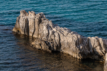 skały wypłukane przez morskie fale © Adam