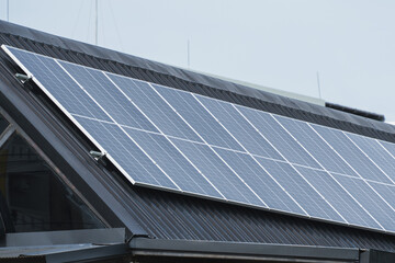 Obraz premium Solar panels installed on the rooftop, harnessing sunlight to generate clean and renewable energy for sustainable living.