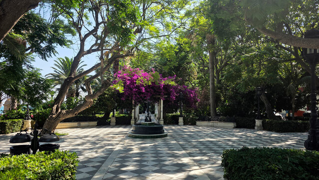 avenue and park in cadiz, clara campoamor or alameda apodaca