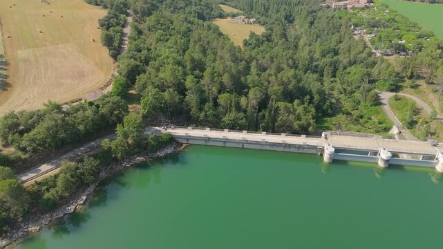 Vista a&eacute;rea de la presa del Embalse de Sant Pon&ccedil;. Embalse a la m&aacute;xima capacidad. Catalu&ntilde;a, Espa&ntilde;a.