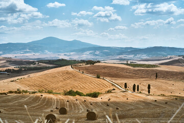Tradizione rurale in uno scenario da cartolina.