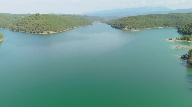 Vista a&eacute;rea del Embalse de Sant Pon&ccedil; a la m&aacute;xima capacidad. Embalse con aguas turquesas en verano. Catalu&ntilde;a, Espa&ntilde;a.