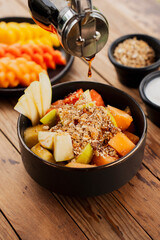 Plato de fruta con miel de maple