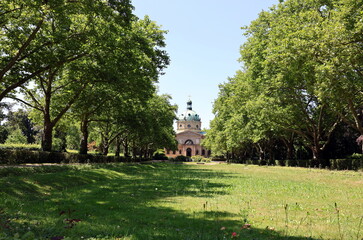 Freiburger Hauptfriedhof im Sommer