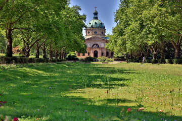Freiburger Hauptfriedhof im Sommer