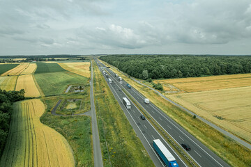 Autostrada w Polsce na Śląsku w lecie. Panorama z lotu ptaka © Franciszek
