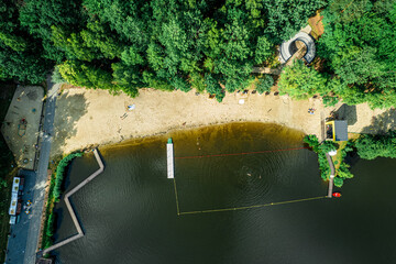 Wodzisław Śląski, tereny rekreacyjne z jeziorem, plażą i lasami. Śląsk w Polsce, panorama z lotu ptaka latem.