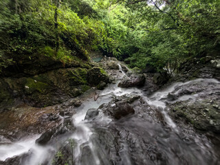 Cascada es condida en las montañas de Panama
