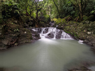 Cascada es condida en las montañas de Panama