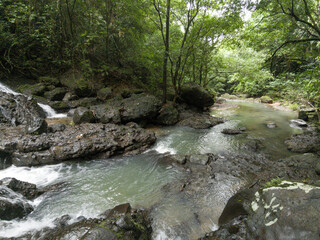 Cascada es condida en las montañas de Panama