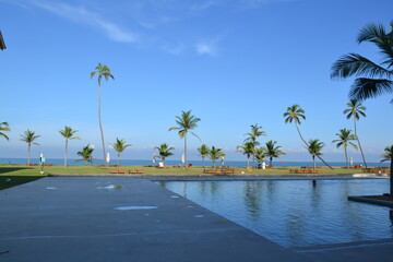 piscine, derrière des palmiers en face de la mer, sur une plage de Trincomalée, au Sri Lanka