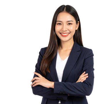 Mujer de negocios sonriente con brazos cruzados sobre fondo transparente.

