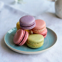 Pila de Macarons de Colores en Plato 