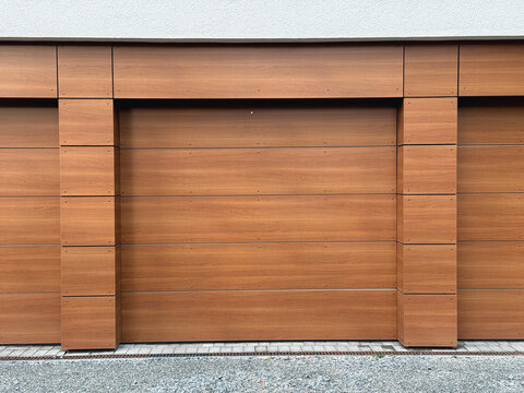Fassade und Garagentore aus HPL Laminat in Holzoptik