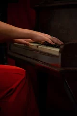 hands playing piano © Ayeray