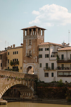 Torre de entrada del puente Ponte Pietra en Verona