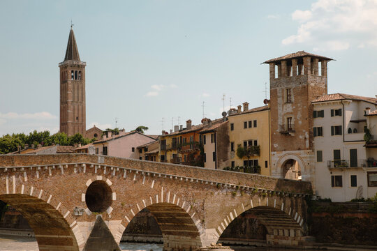 Puente de ladrillos de piedra (Ponte Pietra) en Verona