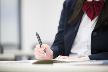 学校や塾の授業中に勉強する　真剣で真面目な受験のイメージ...
