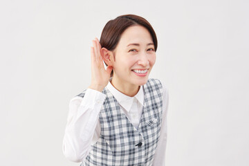 女性　事務員　聞くジェスチャー　白背景