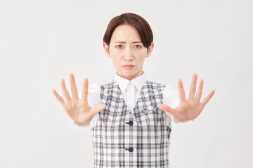 女性　事務員　ストップのジェスチャー　白背景