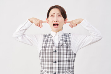 女性　事務員　耳を塞ぐ　白背景