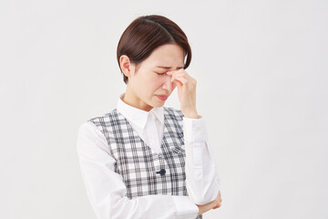 女性　事務員　眼精疲労　白背景