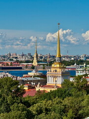 Obraz premium View of Saint Petersburg skyline with the golden spire of the Admiralty building. Historic city center with Peter and Paul Fortress across the river on a sunny day.