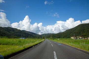 Fototapeta premium 夏の奄美大島の風景。海。雲。