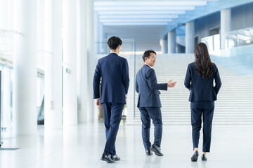 オフィスで働く男女のビジネスマン